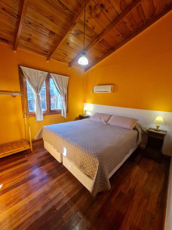 Interior de madera de una cabaña de La Ponderosa