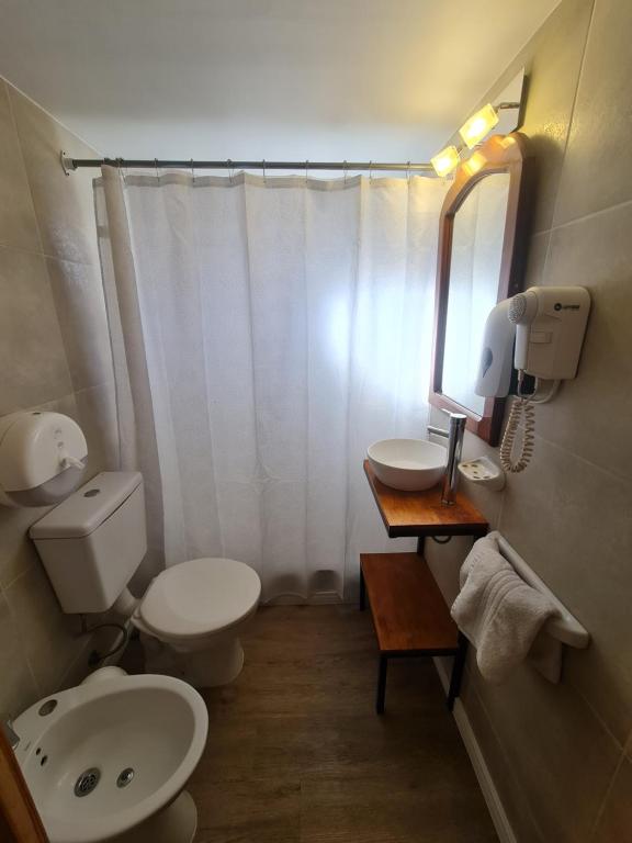 Cabañas de madera de La Ponderosa con su galería y jardín