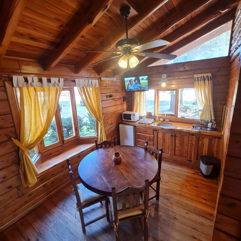 Cocina-comedor de madera de una cabaña