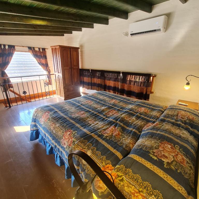 Dormitorio con techo de madera y luz natural