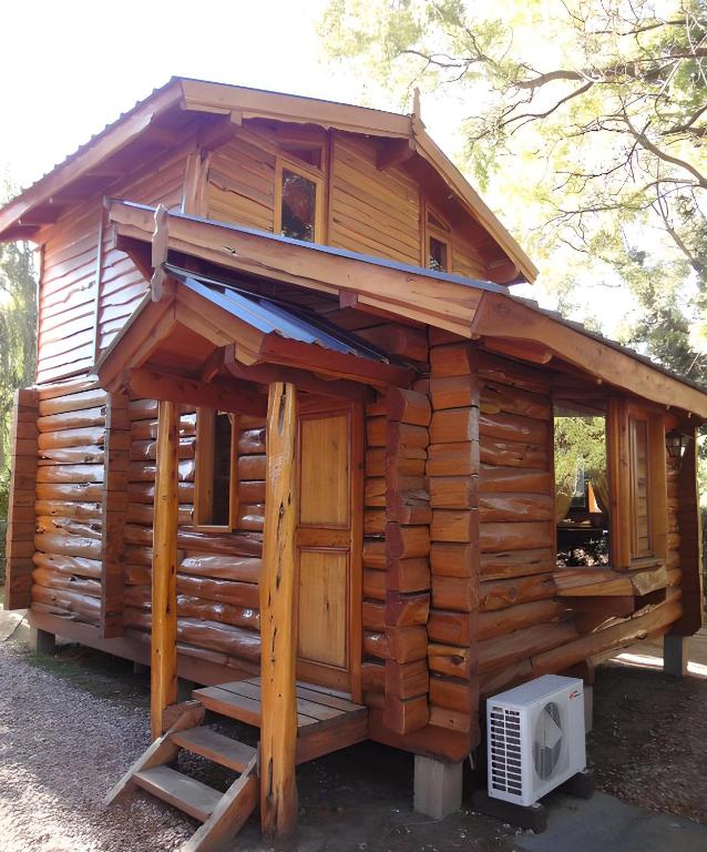 Cabaña de madera de La Ponderosa entre los árboles